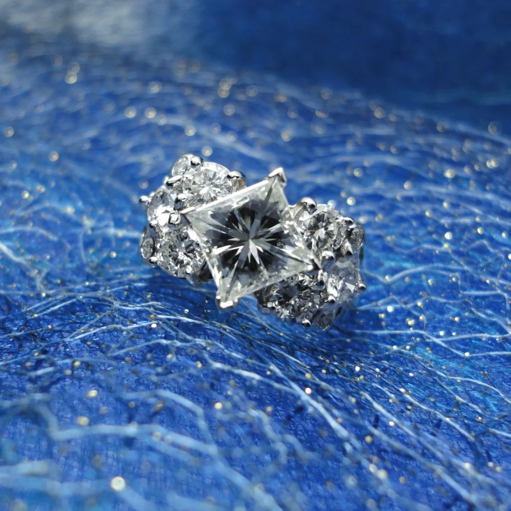 This is the image of a beautiful moissanite stone rings